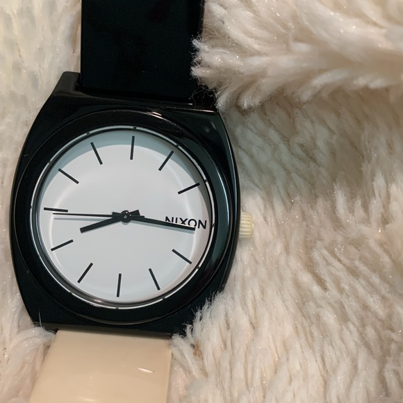 Nixon Ladies Watch - Picture 4 of 4